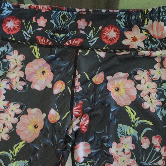 Floral leggings with white bands on one side - Picture 2 of 3